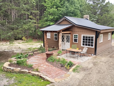 Charming cabin get away w/ walk-in shower, kitchenette, AC/heat, WiFi