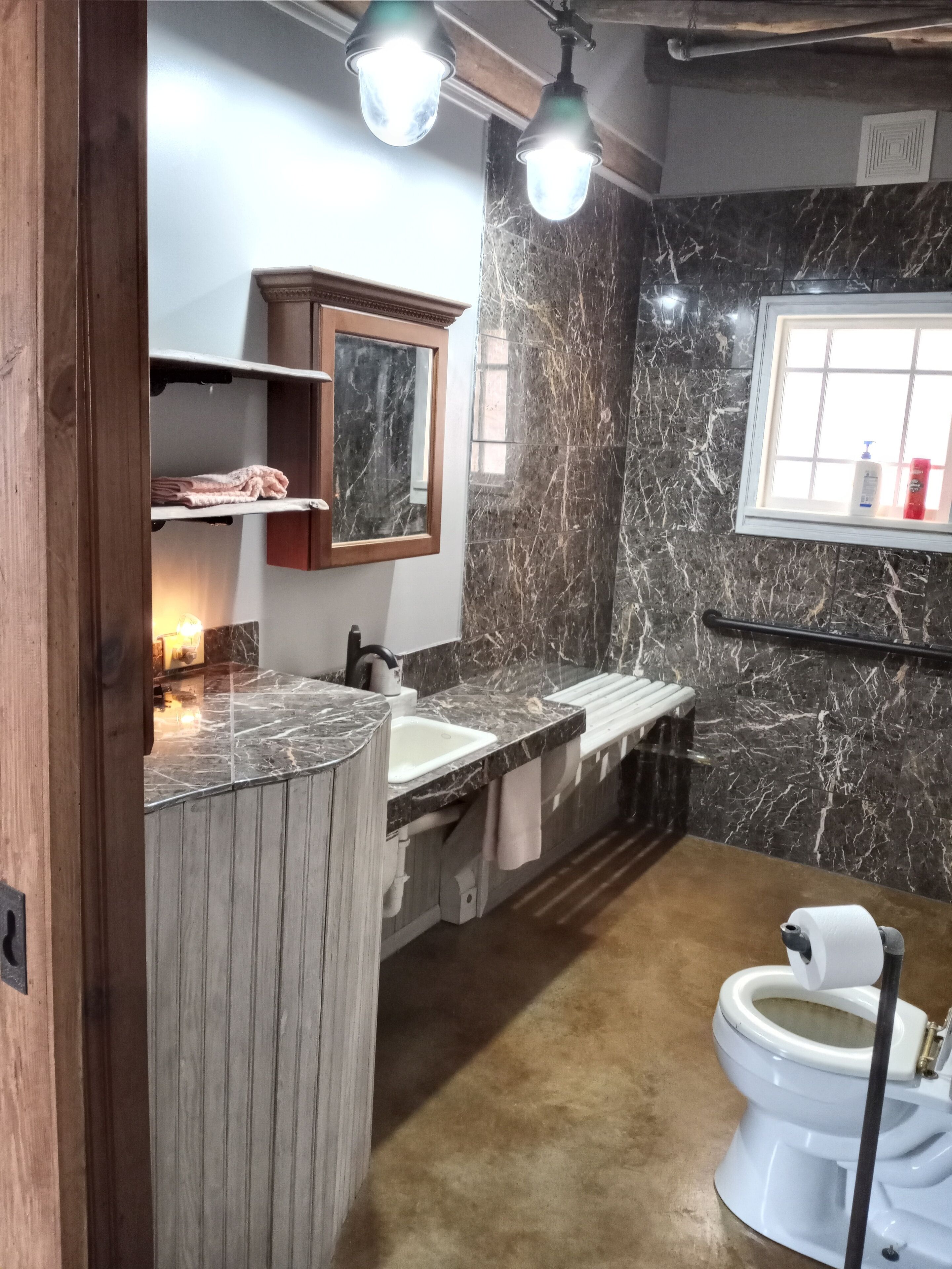 淋浴设施、吹风机、毛巾、肥皂