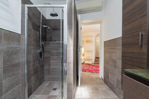 Regadera, secadora de cabello, bidet, toallas 
