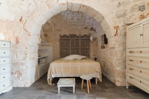 Individuell dekoriert, individuell eingerichtet, Schreibtisch