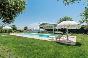 Seasonal outdoor pool, pool umbrellas, pool loungers - Trullo Letizia con Piscina by Wonderful Italy (Ostuni)
