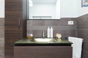 Shower, hair dryer, bidet, towels - Trullo Letizia con Piscina by Wonderful Italy (Ostuni)
