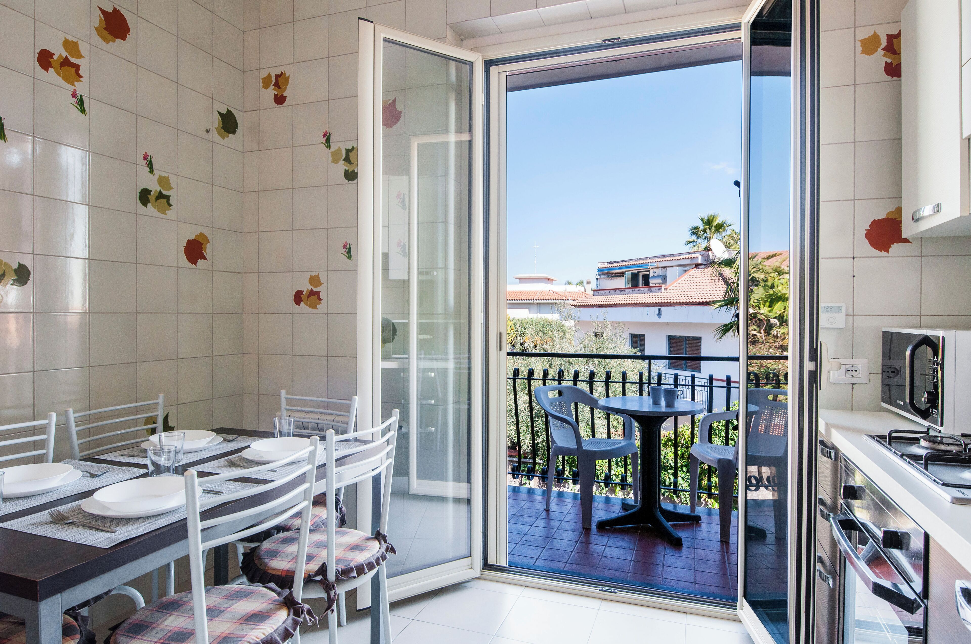 Kühlschrank, Mikrowelle, Herdplatte, Wasserkocher