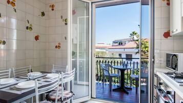 Kühlschrank, Mikrowelle, Herdplatte, Wasserkocher