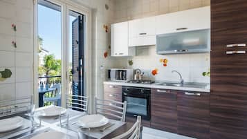 Kühlschrank, Mikrowelle, Herdplatte, Wasserkocher