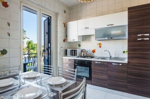 Refrigerador, microondas, parrilla de estufa y tetera eléctrica