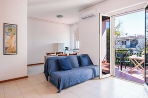30-inch TV with satellite channels - Ortensia Apartments by Wonderful Italy (Aci Castello)