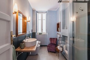 Shower, hair dryer, bidet, towels