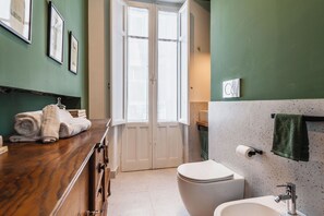 Douche, sèche-cheveux, bidet, serviettes fournies