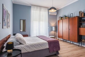 Decoración personalizada, muebles diferentes, escritorio y wifi gratis 