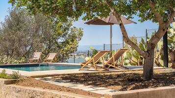 Outdoor pool, pool umbrellas, sun loungers