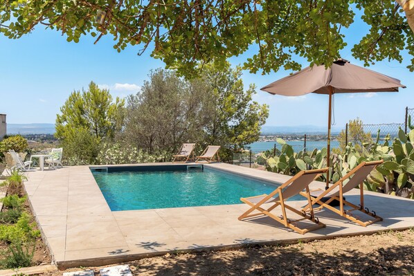 Outdoor pool, pool umbrellas, pool loungers - Galatea e Giardino delle Esperidi apartments with pool by Wonderful Italy (Syracuse)