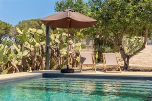 Piscine extérieure, parasols de plage, chaises longues