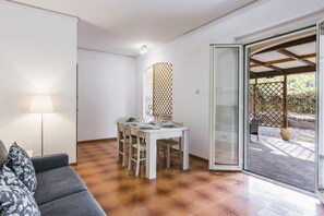 標準公寓, 1 間臥室 (Apartment) | 起居區 | 30-吋電視，提供衛星頻道