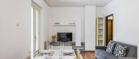 Apartamento standard, 1 quarto (Apartment) | Área de estar | TV 30 polegadas com canais via satélite