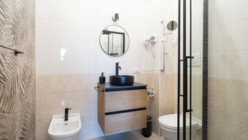 Appartamento Standard, 1 camera da letto (Apartment) | Bagno | Doccia, asciugacapelli, bidet, asciugamani