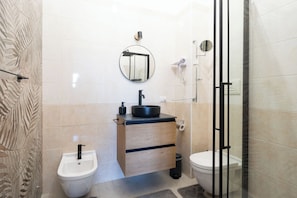 Departamento estándar, 1 habitación (Apartment) | Baño | Regadera, secadora de cabello, bidet, toallas