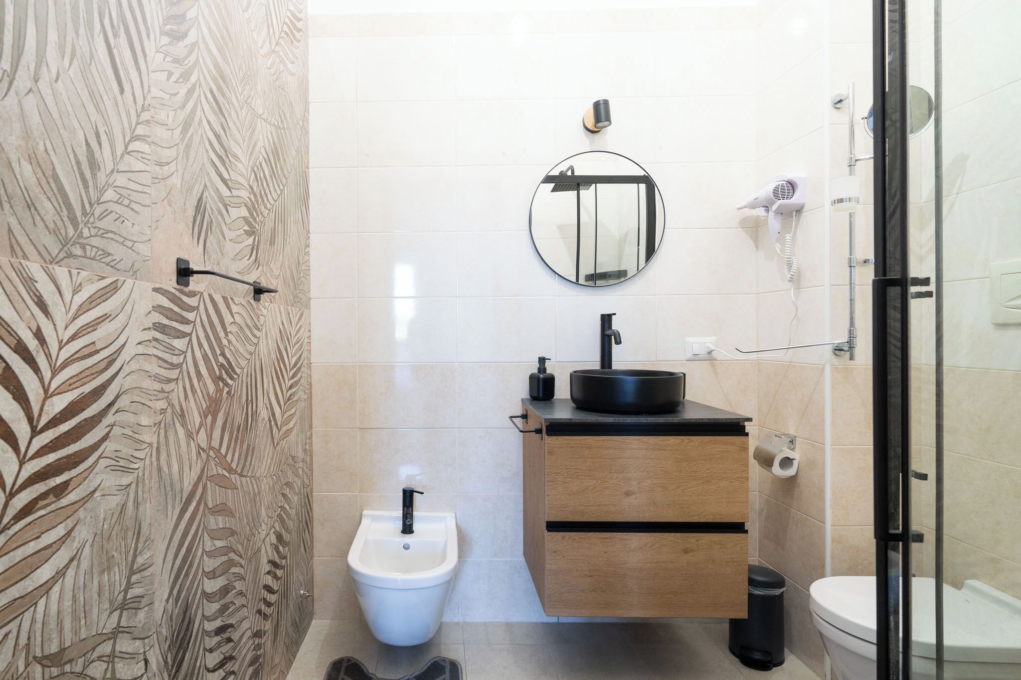Appartement Standard, 1 chambre (Apartment) | Salle de bain | Douche, sèche-cheveux, bidet, serviettes fournies