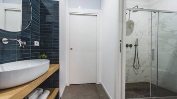 Departamento estándar, 1 habitación (Apartment) | Baño | Regadera, secadora de cabello, bidet, toallas