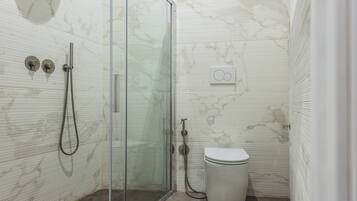 Apartamento estándar, 1 habitación (Apartment) | Ducha del cuarto de baño