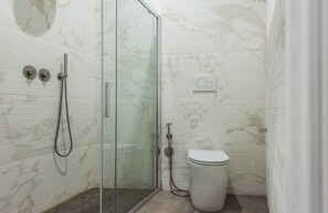 Standard Apartment, 1 Bedroom (Apartment) | Bathroom shower