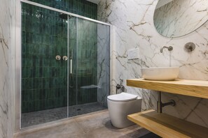 Appartement Confort, 1 chambre (Apartment) | Salle de bain | Douche, sèche-cheveux, bidet, serviettes fournies