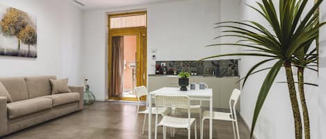 Standardlejlighed - 1 soveværelse (Apartment) | Opholdsområde | 30-tommers tv med satellitkanaler
