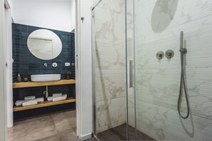 Standard Apartment, 1 Bedroom (Apartment) | Bathroom | Shower, hair dryer, bidet, towels