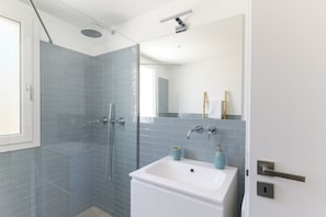 Villa Standard - 2 sovrum (Apartment) | Badrum | Dusch, hÄrtork, bidé och handdukar