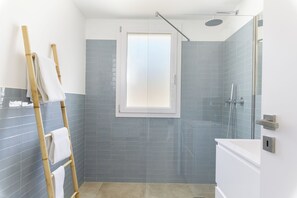Villa estándar, 2 habitaciones (Apartment) | Baño | Regadera, secadora de cabello, bidet, toallas 