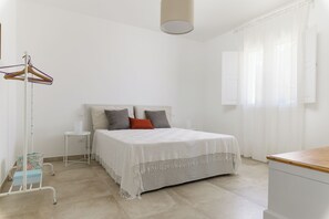 Tabla de planchar con plancha, wifi gratis y ropa de cama 