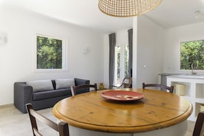 Villa Standard, 2 chambres (Apartment) | Coin séjour | Télévision de 30 pouces avec chaînes par satellite