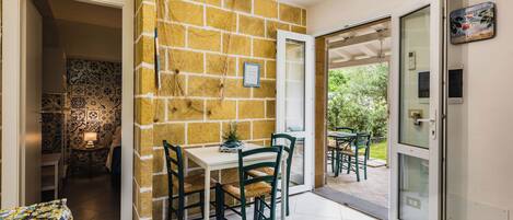 Standard-Apartment, 2 Schlafzimmer (Apartment) | Wohnbereich | 30-Zoll-Fernseher mit Satellitenempfang