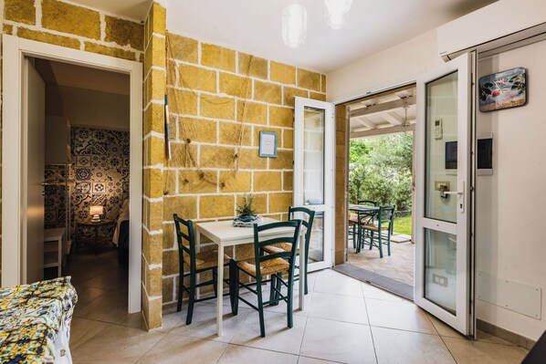 Standard Apartment, 2 Bedrooms (Apartment) | Ruang tamu | 30 inci televisyen dengan satelit