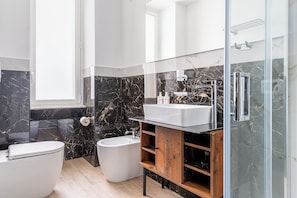 Ducha, secador de pelo, bidet, toallas