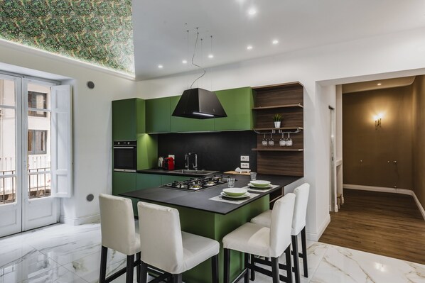 Standardlejlighed - 2 soveværelser (Apartment) | Privat køkken | Køleskab, mikrobølgeovn, ovn, kogeplade