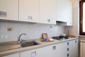 Appartement Standard, 2 chambres (Apartment) | Cuisine privée | Réfrigérateur, four à micro-ondes, un four, surface de cuisson