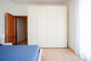 Appartement Standard, 2 chambres (Apartment) | Fer et planche à repasser, accès au Wi-Fi (inclus), literie fournie