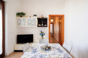 Standard Apartment, 2 Bedrooms (Apartment) | Dining room