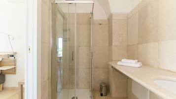 Studio phong cách cổ điển, 1 phòng ngủ (Apartment) | Phòng tắm | Buồng tắm vòi sen, máy sấy tóc, chậu vệ sinh/vòi rửa, khăn tắm