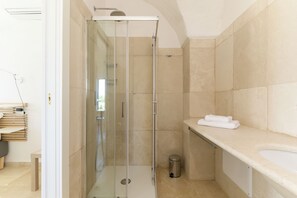 Studio Klasik, 1 kamar tidur (Apartment) | Kamar mandi | Shower, pengering rambut, kloset, dan handuk
