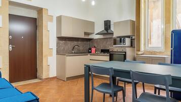 Apartamento standard, 2 quartos (Apartment) | Área de estar | TV 30 polegadas com canais via satélite