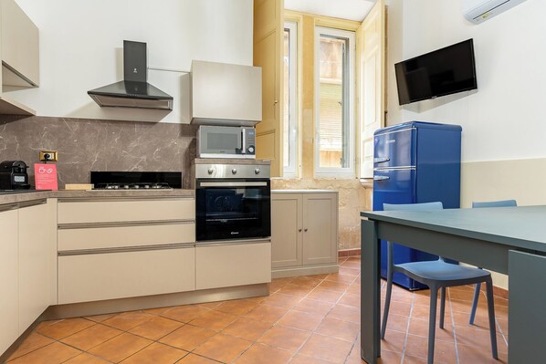 Standard Apartment, 2 Bedrooms (Apartment) | Living area | 30-inch TV with satellite channels