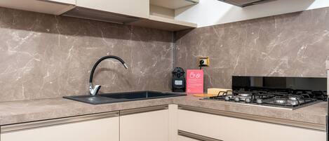 Standaard appartement, 2 slaapkamers (Apartment) | Privékeuken | Een koelkast, een microgolfoven, een oven, een kookplaat