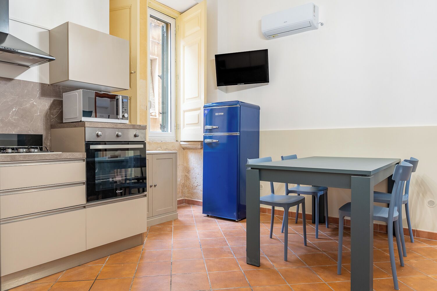 Standard Apartment, 2 Bedrooms (Apartment) | Living area | 30-inch TV with satellite channels