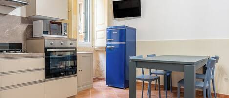 Apartamento standard, 2 quartos (Apartment) | Área de estar | TV 30 polegadas com canais via satélite