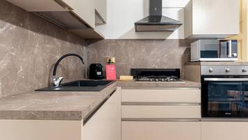 Apartamento standard, 2 quartos (Apartment) | Cozinha privada | Geladeira, micro-ondas, fogão, cooktop
