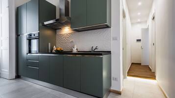 Standard Apartment, 4 Bedrooms (Apartment) | Private kitchen | Fridge, oven, cookware/dishes/utensils