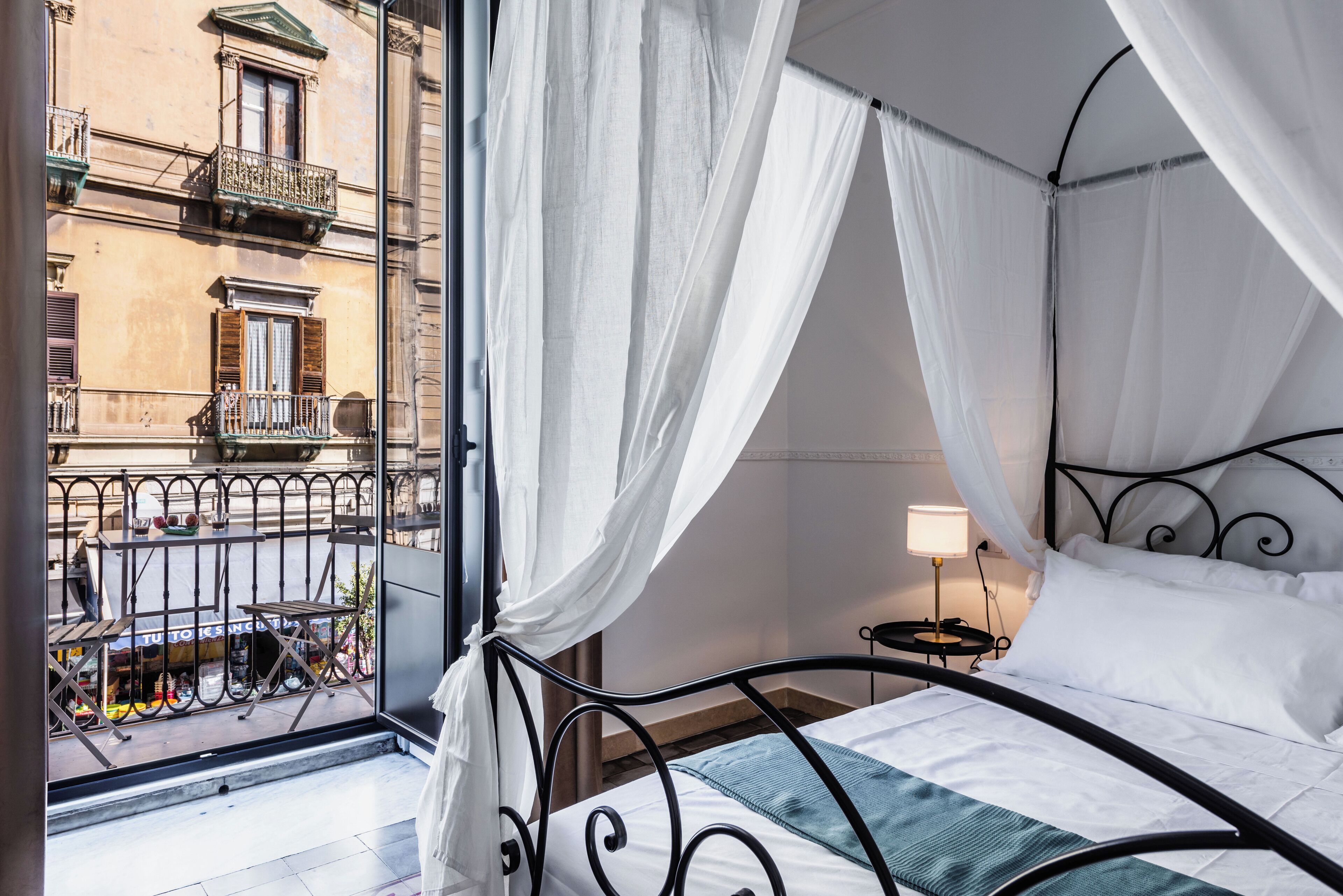 Tabla de planchar con plancha, wifi gratis y ropa de cama 