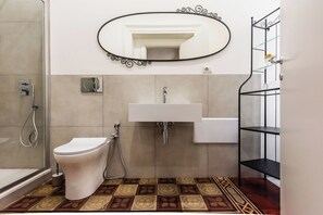 Lägenhet Standard - 4 sovrum (Apartment) | Badrum | Dusch, hårtork, bidé och handdukar